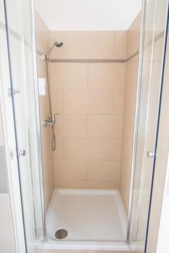 Gemeinsamer Etagen-Dusch- und Waschbereich (OG)